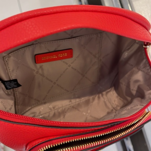 MICHAEL KORS
Maisie Large Pebbled Leather 2-in-1 Sling Pack
Dark Sangria 
NWT - Picture 5 of 16